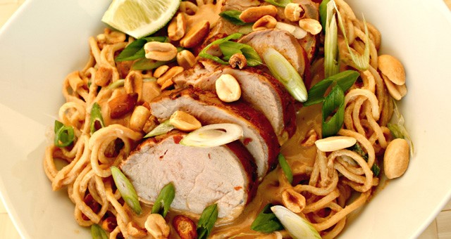 Nudlar med fläsk och jordnötssås